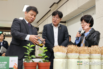 조재호 농촌진흥청장, 충북 영농현장·약용작물 산업체 찾아