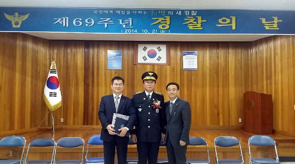 창녕경찰서에서 농협 상호금융 금융사기대응팀 송재철 차장(좌측 첫 번째), 이병진 창녕경찰서장(좌측 두번째)으로부터 감사장을 수령하고 있다.(좌측 세번째는 창녕농협 이권환 상무) 금융팀= kenews.co.kr