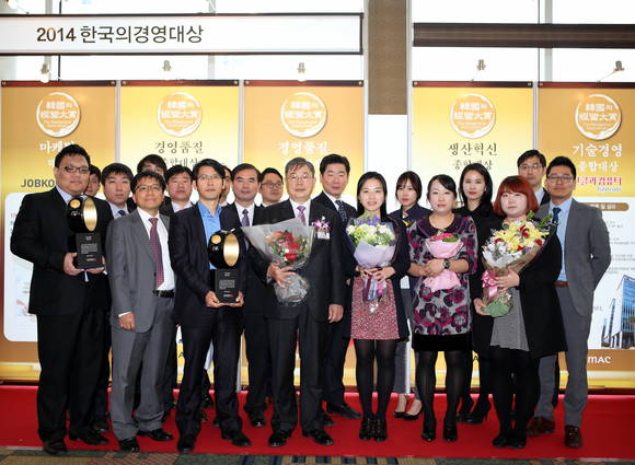 5년 연속 ‘한국의 경영대상’ 마케팅 종합대상을 수상한 하림 이문용 대표(가운데)와 임직원들이 기념사진을 촬영하고 있다. 축산팀 kenews.co.kr