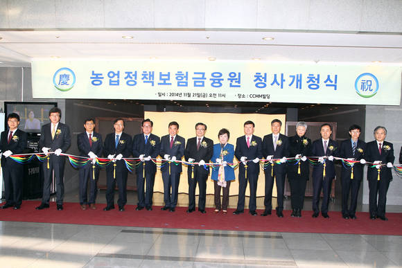 최근 서울 여의도 CCMM빌딩에서 이동필 농식품부장관과 국회의원, 유관기관, 농협손해보험 등 관련업계 150여 명이 참석한 가운데 농업정책보험금융원(초대원장 홍성재) 신청사 개청식이 열렸다. 기동취재팀 kenews.co.kr