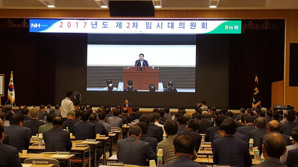 농협은 6월 29일 중앙회 대강당에서 전국 대의원들이 참석한 가운데 제2차 대의원총회를 열어 사외이사 선임 및 현안사항 등을 처리했다.kenews.co.kr.