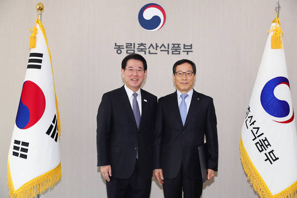 김영록 농림축산식품부 장관으로부터 aT사장 사령장을 받는 이병호 신임사장의 모습이다. kenews.co.kr