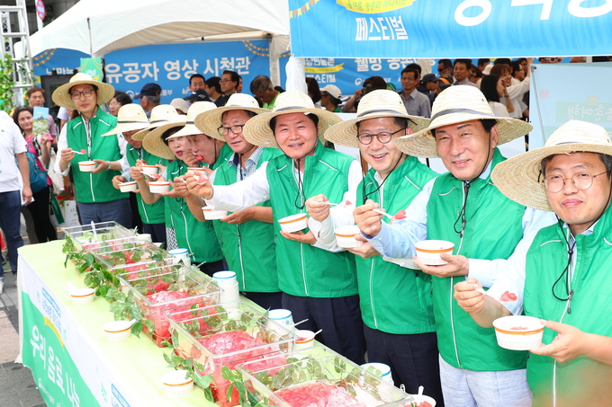 본격적인 휴가철이 시작됐다. 농림축산식품부를 중심으로 농협과 관련단체들이 도농교류와 농어촌지역의 지역경제 활성화를 위해 농어촌지역으로의 휴가가기 캠페인을 펼치고 있다. kenews.co.kr