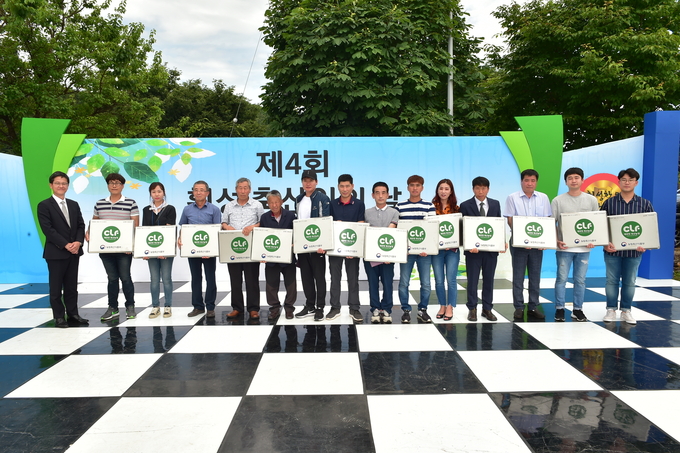 축산환경관리원(원장 장원경, 이하 관리원)은 강원도 횡성군이 개최한 제4회 횡성 축산인의 날 행사에 참석하여 2017년에 지정한 ‘깨끗한 축산농장’ 14개소에 지정서 및 현판을 전달하였다.<br>
<br>
횡성군은 2017년도에 ‘깨끗한 축산농장 조성사업’ 한·육우 8개 농장, 젖소 1곳, 양돈 1곳, 양계 4곳 등 총 14개 농장이 지정되었다. kenews.co.kr