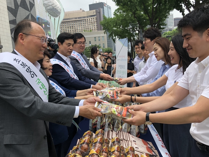 농협은 7월12일 한국프레스센터(서울 중구) 앞 광장에서 초복을 맞이하여 시민을 대상으로 축산물 나눔 행사를 실시했다. 사진 왼쪽부터 농협 김태환 축산경제대표이사, 김연화 소비자공익네트워크 회장, 임상덕 대전충남양계농협 조합장. 나남길 kenews.co.kr