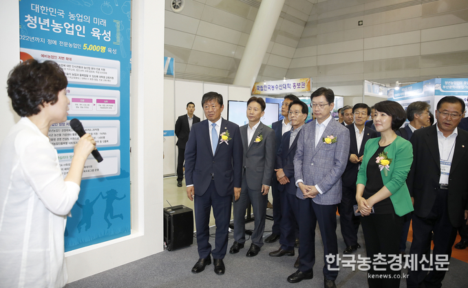 라승용 농촌진흥청장(가운데)과 김경수 경남도지사(오른쪽)가 18일 경남 창원컨벤션센터에서 열린 2018 농업기술박람회에 참석해 전시관을 둘러보며 안내를 듣고 있다. 이번 박람회 기간 동안 5만여 명의 관람객이 모일 것으로 예상된다. 전시장에는 우리종자관, 스마트농업관, 청년농업관 등 농업인과 소비자, 학생 등 관람객 중심의 전시ㆍ체험 테마관뿐만 아니라 창원의 특산물인 단감 수출 확대 전략을 위한 컨퍼런스, 일반 국민들이 참여할 수 있는 ‘도전 농업 골든벨’, ‘황교익 맛 칼럼니스트’ 특별강연 등도 다채롭게 마련했다.<사진=농촌진흥청> kenews.co.kr