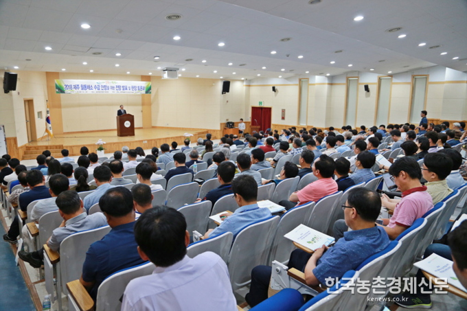 김창길 KREI 원장은 “제주지역 주요 월동채소의 수급 동향 및 재배 의향 조사결과를 공유함으로써 농업인의 합리적인 작목 선택 및 안정적 생산 유도하는 데 기여할 것”이라고 기대를 밝혔다. 박시경 kenews.co.kr