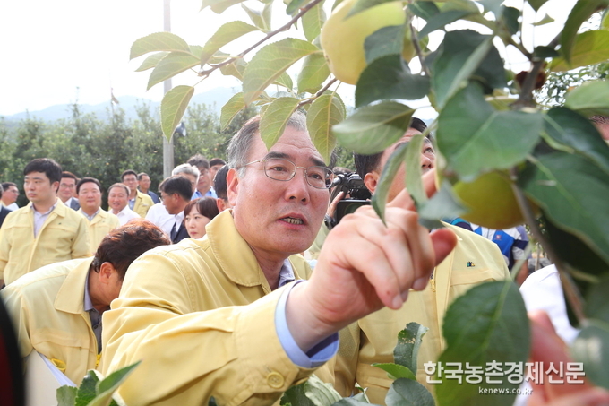 농림축산식품부(장관 이개호)는 지속되는 폭염으로 8월 13일 09시 현재 가축 5,439천마리 폐사하였고, 농작물 2,335ha 일소피해 및 고사하는 등 피해가 지속 증가함에 따라 폭염에 따른 농업분야 피해를 완화하고, 농가 경영안정을 위해 추가 지원대책을 추진키로 하였다.이번 추가 지원대책은 이개호 장관이 지난 8월 10일 장관임명 직후 거창군 폭염피해 현장 방문 시 농가 및 지자체 건의를 바탕으로 마련되었다.<사진제공= 농식품부 대변인실> kenews.co.kr