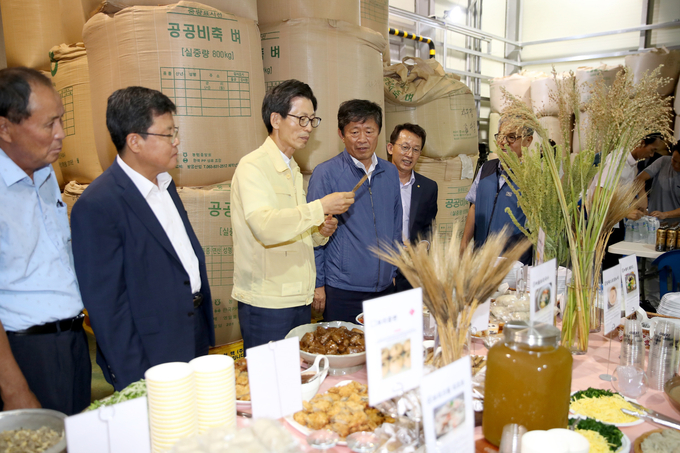 16일 보리사업활성화 사업장인 전북 고창군의 농업회사법인 청맥을 찾은 라승용 농촌진흥청장이 오색보리와 보리를 활용한 다양한 가공 제품 등에 대해 설명을 듣고 있다.<사진=농촌진흥청> 박시경 kenews.co.kr