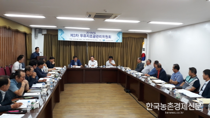우유자조금관리위원회(위원장 이승호)는 지난 21일 축산회관에서 제3차 우유자조금관리위원회 회의를 갖고 낙농가들의 현안사항 문제해결을 위한 향후 일정들을 논의했다. 나남길 kenews.co.kr