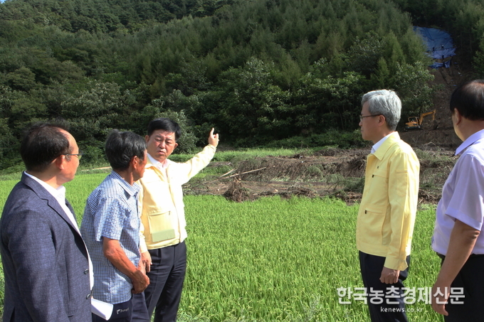소성모 농협상호금융대표이사(왼쪽 세번째)는28일 전라북도 순창군을 찾아집중호우로 인해 피해를 입은 농업인들을 위로하고피해현황을 점검하고 있다.