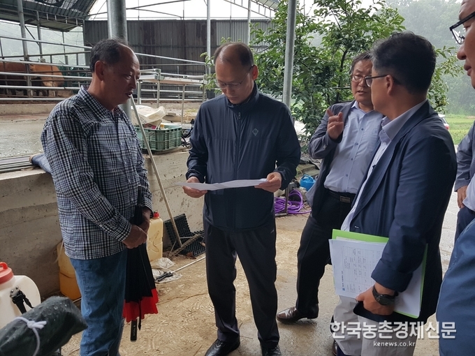 해법 축사도면을 살펴보고 있는 김태환 축산경제대표이사(왼쪽에서 2번째)