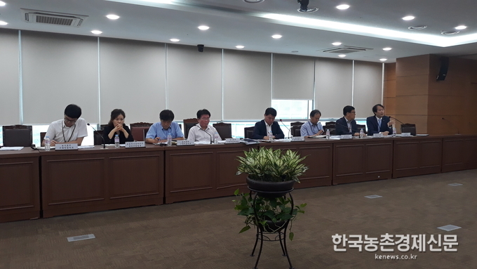 지난 8월 28일 농식품부 오순민 방역정책국장의 주재로 농업전문지 출입기자 간담회가 열렸다. 이 자리에는 정현규 한국양돈수의사회장과 옵티팜 김현일 대표 등이 참석해 질병 유입차단과 관련된 전문적인 얘기들을 나누고 있는 모습이다. 나남길 kenews.co.kr