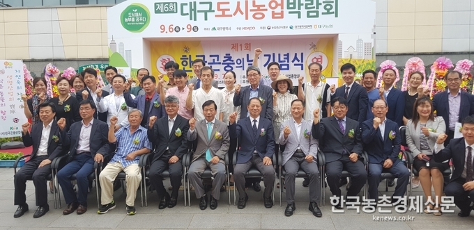 이완영 의원은 9월 7일(금) 대구농업마이스터고에서 열린 ‘제 1회 곤충의 날 기념식(주최 한국곤충산업중앙회, 후원 농촌진흥청, 농림축산식품부)에 참석해 또 한번 곤충농가를 격려하고 현장의견을 청취하는 시간을 가졌다. 나하은 kenews.co.kr