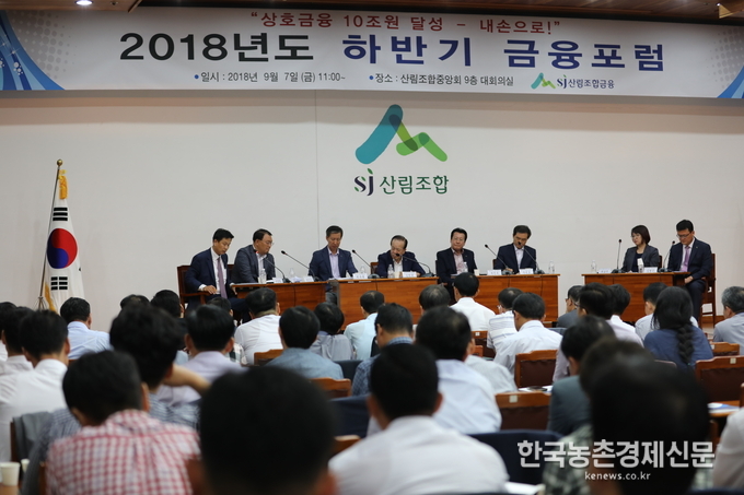 이날 조태원 산림조합중앙회 신용상무는 “산림조합은 지난 60여 년간 헐벗은 민둥산을 숲으로 우거진 금수강산으로 바꾸어 놓은 산림녹화의 저력으로 전 임직원이 공정함을 바탕으로 고객중심경영을 실천, 임업금융회사를 넘어 모든 고객이 만족하는 금융회사가 되도록 지속적 노력을 기울일 것이며 조기목표 달성이 신규채용으로 이어져 일자리 창출에도 기여하도록 하겠다.”고 밝혔다. 나남길 kenews.co.kr