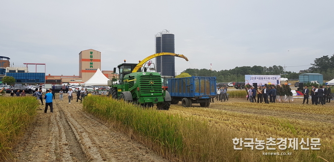 농협(회장 김병원)은 최근 충남 당진시 송산면 석문간척지의 당진낙농축협 조사료 재배포장에서 이개호 농림축산식품부 장관 및 충남도지사, 당진시장, 농촌진흥청장, 관내 농축협조합장, 유관기관, 경종·축산농가 등 400여명이 참석한 가운데 2018년 사료용 벼 수확 시연회를 개최하였다. kenews.co.kr