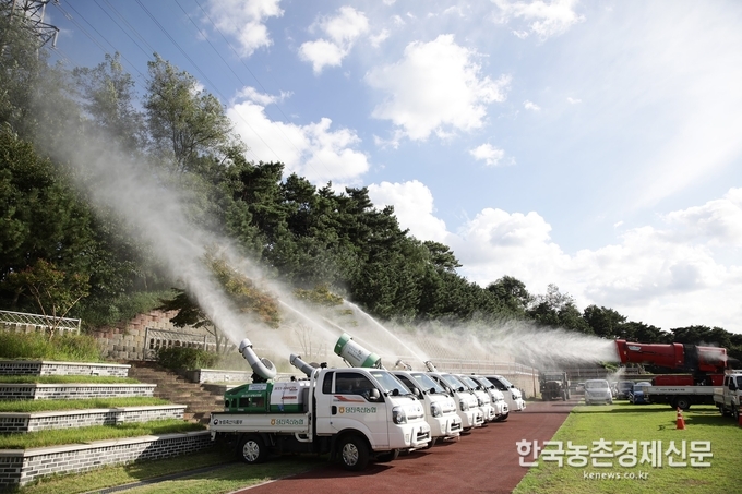 정부는 AI·구제역 특별방역대책기간 시행을 앞두고, 9월 28일(금) 국무조정실장(실장 홍남기) 주재로 관계부처와 전국 지자체가 참여하는 상황점검회의를 개최했다. 사진은 농협을 중심으로하는 차단방역 모의훈련 상황모습이다. kenews.co.kr