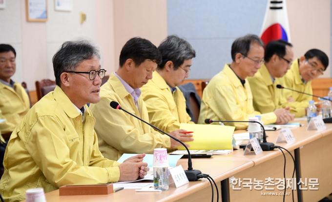 김재현 청장은 “소나무재선충병의 확산을 차단하기 위해서는 적기에 방제하고 방제 품질을 높여 재발생률을 낮춰야 한다.”라면서 “2022년까지 10만본 이하로 피해 본수를 저감하겠다는 국민과의 약속을 지키기 위해 노력하겠다.”라고 말했다. 나남길 kenews.co.kr