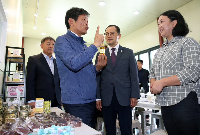 라승용 농촌진흥청장은 2일 충북 음성군 감곡면에 위치한 농촌융복합산업 활성화 현장 2곳을 찾아 농업현장의 목소리를 들었다.이날 라 청장은 달맞이꽃 재배와 달맞이꽃 씨앗기름(종자유) 등 가공식품을 생산하는 여성농업인과 고품질 복숭아 재배와 체험농장 운영을 통해 소득을 높이고 있는 귀농 20년차 부부 농업인을 차례로 만나 격려했다. kenews.co.kr