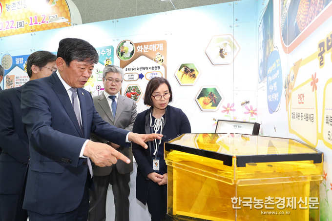 22일 전북 전주시 농촌진흥청 농업과학관에서 열린 '꿀벌 특별 전시회'에서 라승용 농촌진흥청장이 전시회장을 둘러보고 있다. 이번 전시회는 22일(월)부터 오는 11월 2일(금)까지 농업과학관 1층 전시실에서 진행된다.<사진=농촌진흥청><br>
