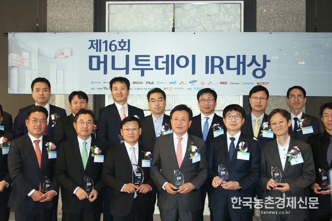 시상식에 참석한 농우바이오 최유현 대표는 “투자자들에게 종자산업의 특수성을 고려하여 정확한 이해를 바탕으로 투자활동을 할 수 있도록 많은 고민을 했다” 며 “앞으로도 IR모범기업의 명예를 높이고 투자자에게 훌륭한 투자가이드로써의 역할을 다함과 동시에 사회적 공익가치를 높이는데 지속적으로 힘쓰겠다”고 밝혔다.<사진=농우바이오> 박시경 kenews.co.kr<br>

