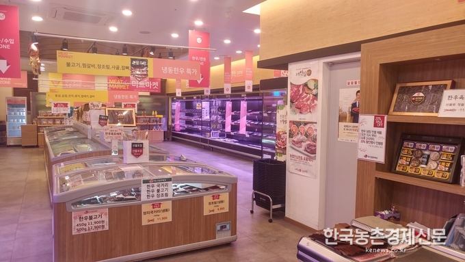 농협 안심축산 브랜드 협력사인 영진엠앤에프(대표이사 조경익)는 ‘2018년 한우데이’를 맞아 부담 없는 가격으로 한우를 구입할 수 있는 풍성한 행사를 진행한다. 행사는 11월 1일부터 4일까지 나흘간 진행되며, 가장 인기 있는 구이용 농협안심한우 등심, 채끝, 차돌박이, 안심 등을 최대 40% 할인 된 가격으로 판매한다. kenews.co.kr