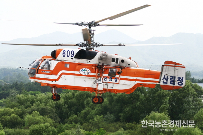 산림청(청장 김재현)은 본격적인 단풍철을 맞아 행락객과 등산객 등 입산자가 급증할 것으로 예상됨에 따라 11월 1일부터 12월 15일까지를 ‘가을철 산불조심기간’으로 정하고, 본격적인 산불방지 대응체제에 돌입한다고 31일 밝혔다. 올 가을철 산불조심기간에는 산불발생 위험도가 대체로 평년 수준일 것으로 예상되나 11월 중순부터는 강수량이 적고 건조한 날씨가 이어져 산불 위험도는 상승할 것으로 전망된다. 사진은 산림청 헬기모습. 나남길 kenews.co.kr