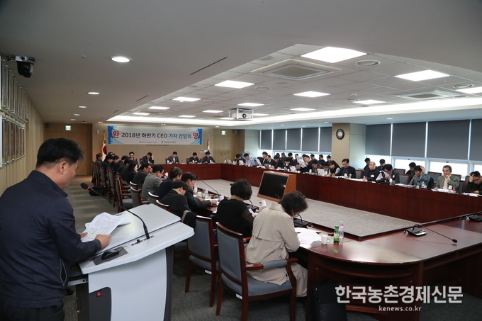 서울시농수산식품공사(사장 김경호)는 10월 31일 기자간담회를 열고 지난해 무(육지무, 제주무), 양파, 총각무에 이어 금년도 추진 품목인 양배추, 대파의 추진 경과 및 향후 계획 등을 발표했다.공사는 하차거래 추진 배경으로 ‘재’나 ‘경매 후 가격 정정’ 등 후진국형 거래 관행을 바로잡고, 도매시장 고객과 소비자들의 요구인 물류 및 환경 개선을 들었다. 나남길 kenews.co.kr