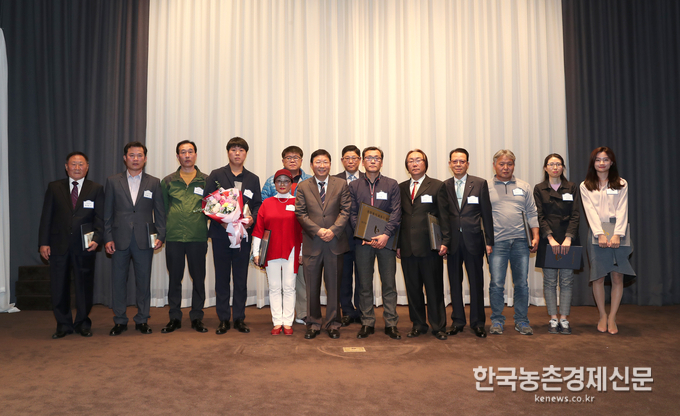 서울시농수산식품공사(사장 김경호)는 10월 25일(목), 가락·강서·양곡시장의 도매시장법인, 중도매인, 시장도매인, 임대유통인, 하역노조 등 유통인, 지역주민 등 약 200여명이 참석한 가운데 가을 농수산식품유통포럼을 개최하였다.kenews.co.kr