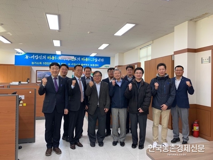 농신보 포항보증센터 이재봉 센터장은 “한·일 양국의 농어업보증제도의 비교 및 개선 등을 통하여 농어촌에 금융 혜택이 강화되기를 바란다.”고 밝혔다.<br>
향후 일본 연수 방문단은 한국의 농어촌 보증지원 업체 등을 방문하는 일정으로 농어촌 및 농신보 현장을 둘려보는 연수를 진행할 예정이다. 나남길 kenews.co.kr