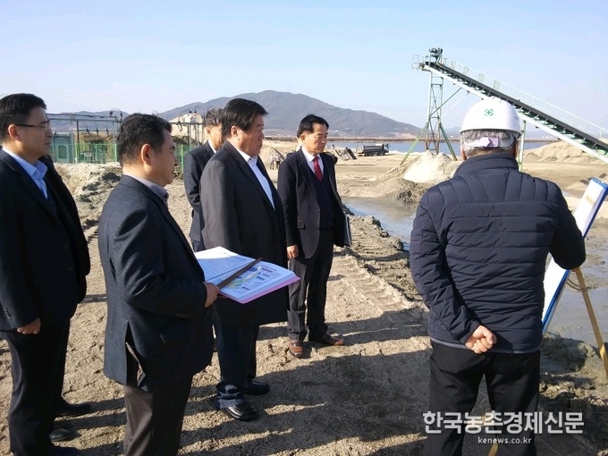 최규성 사장은 “최근 매년 가뭄과 국지성 폭우로 인해 농업인의 영농활동에 지장을 초래하고 있다.”며, “선제적인 농촌용수 확보와 사전 시설물 점검을 통해 편안하게 농사짓고 국민이 안심할 수 있는 환경 조성에 앞장서겠다.”고 말했다. kenews.co.kr