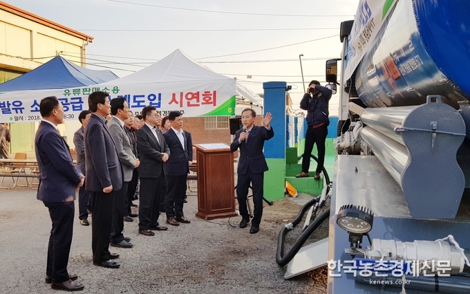 12일 전남 나주 금천농협 남부지점에서 열린 휘발유 소량공급 시스템 도입 시연회에 참석한 농림축산식품해양수산위 손금주 의원(앞줄 왼쪽에서 세번째부터)과 농협경제지주 조완규 사업지원본부장이 시연회에 앞서 추진경과 등 설명을 듣는 모습. 나남길 kenews.co.kr