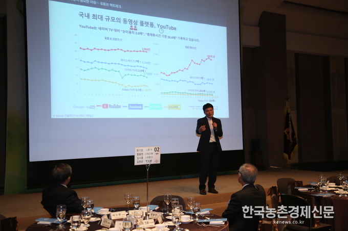 한편 식전 행사로는 진행된 전문신문의 '유튜브 운영 전략' 강연회에서는 Google Partners All-Star에 선정된 바 있는 '유튜브 마케팅: 한 권으로 끝내는 유튜브 동영상 광고'의 저자 임현재 씨가 강연을 맡아 유튜브 채널 운영 및 활성화에 대한 조언을 들려줬다. 나하은 kenews.co.kr