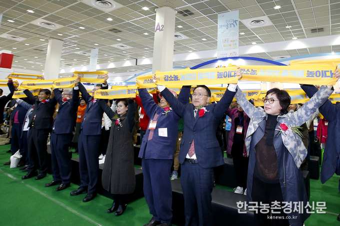 사진은 코엑스에서 열린 기술지원사업으로 산업으로 정착화되고 있는 강소농들의 모임에서 다짐대회를 하고 있는 모습이다. kenews.co.kr<br>
