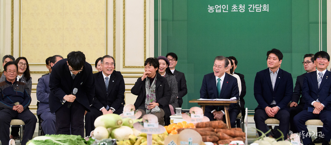 이번 행사에서는 간담회장 내부에 전국 팔도 농특산물(강원 강릉 감자, 충북 충주 사과, 제주 감귤 등)을 전시하여 우리 농산물의 가치와 우수성을 참석자들이 함께 공유하고, 대농(大農)을 꿈꾸고 있는 소년농부 한태웅 군(만 15세)이 본인이 직접 생산한 햅쌀을 대통령께 전달하는 의미 있는 시간도 가졌다.<사진= 청와대> kenews.co.kr