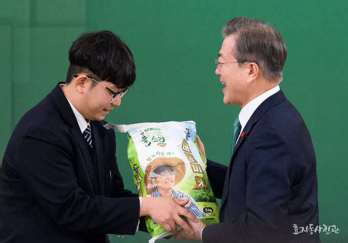이번 행사에서는 간담회장 내부에 전국 팔도 농특산물(강원 강릉 감자, 충북 충주 사과, 제주 감귤 등)을 전시하여 우리 농산물의 가치와 우수성을 참석자들이 함께 공유하고, 대농(大農)을 꿈꾸고 있는 소년농부 한태웅 군(만 15세)이 본인이 직접 생산한 햅쌀을 대통령께 전달하는 의미 있는 시간도 가졌다. kenews.co.kr