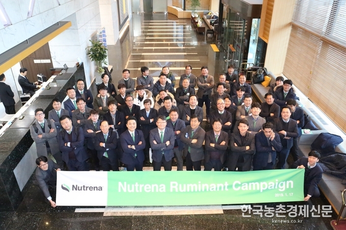 카길 뉴트리나 전국의 사업소 사장님과 영업팀 단체 기념 사진. kenews.co.kr