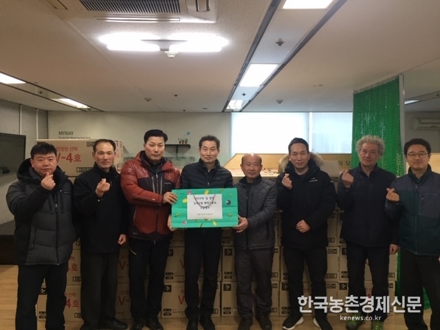 하역단체 대표들은 명절 때마다 하역근로자들에게 관심을 가져주는 공사에 고마움을 표시하며, “농산물을 나르는 일이 힘들기는 하지만 내가 수확한 농산물이라고 생각하면서 최선을 다해 작업 하겠다.”고 밝혔다. 박시경 kenews.co.kr<br>
