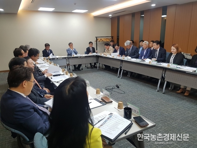 대통령직속 농어업 농어촌특별위원회(위원장 박진도)가 지난달 구성된데 이어, 3일 민간 위촉위원들간 간담회를 갖고 본격적인 활동채비에 들어갔다. 박시경 kenews.co.kr