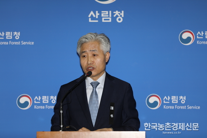 산림청 국립산림과학원(원장 전범권)은 8일 정부대전청사에서 ‘전국 고산지역 멸종위기 침엽수종 실태조사’ 분석결과를 발표했다. 실태조사를 통해 고산지역에 분포하는 7대 고산 침엽수종에 대한 전국 정밀 분포도를 최초로 제작했으며, 739개 표본 조사지점에서 현지조사 수행해 고산 침엽수종의 밀도와 건강상태 등 생육현황 전반에 대한 방대하고 정밀한 현장정보를 확보하는 성과를 거뒀다. 전범권 국립산림과학원장이 정부세종청사에서 브리핑을 하고 있다. <세종= 나남길 kenews.co.kr>