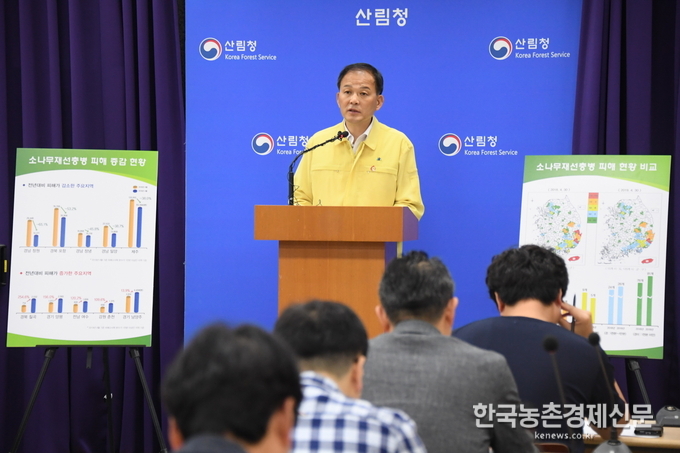 박종호 산림청 차장이 소나무재선충방제에 대한 성과와 향후 전망에 대해 정부세종청사기자실에서 설명을 하고 있는 모습이다. 사진= 산림청 kenews.co.kr