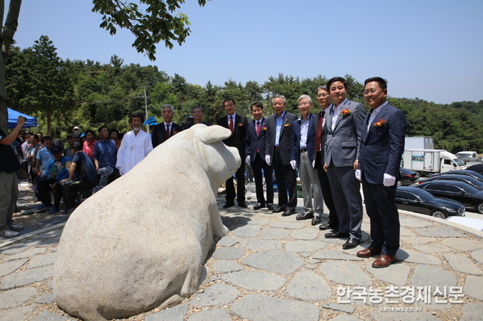 4일 경남 하동군 진교면에서 열린 한돈혁신센터 준공식에서 대한한돈협회 하태식 회장 및 내빈들이 돼지석상 제막식을 하고 있는 모습. 왼쪽부터 강기갑 전 국회의원, 김홍길 축산관련단체협의회장, 이주명 농축산부 축산정책국장, 홍문표 자유한국당 의원, 하태식 대한한돈협회장, 윤상기 하동군수, 여상규 자유한국당 의원, 김석기 경남도청 서부본부장, 이정훈 경남도의회 의원, 이상용 양돈조합장협의회장. <하동= 나남길 kenews.co.kr>