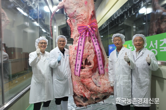 사진 왼쪽부터 김락석 청풍명월 대표이사, 윤태일 농협음성공판장장, 홍창영 농가, 박종규 농협사료 충청지사장 . <사진제공= 농협사료> kenews.co.kr