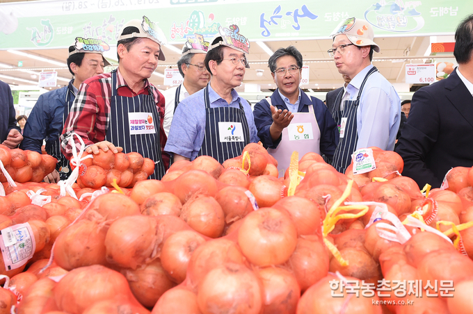 26일 서울 농협 하나로마트 양재점에서 개최된 “농업인 氣 살리기, 우리 이웃 氣 살리기” 행사에서 농협유통 이수현 대표이사의 설명을 듣고 있는 김병원 농협중앙회장, 박원순 서울시장, 이수현 농협유통 대표이사, 김경수 경남도지사 (사진 왼쪽부터) kenews.co.kr