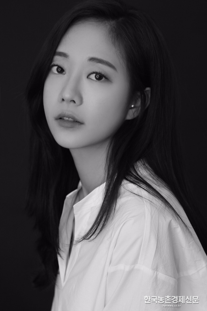 오영주는 화제의 예능프로그램 ‘하트시그널 시즌2’에서 따뜻한 심성과 진솔하고 털털한 성격으로 ‘2030 여성들의 워너비’로 불리며 여성 시청자들의 절대적인 지지를 받았다. 최근에는 유튜브 등 영상 속에서 매력 넘치는 모습으로 많은 이들의 이목을 끌고 있다. kenews.co.kr