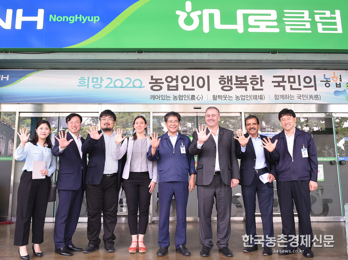 7월 30일 서울 농협 하나로마트 양재점에서 농협유통 이수현 대표이사(사진 왼쪽 다섯째)와 아리엘 구아코 국제협동조합연맹(ICA) 회장(사진 왼쪽 여섯째) 등 기념사진을 찍고 있다.<사진= 농협유통> kenews.co.kr