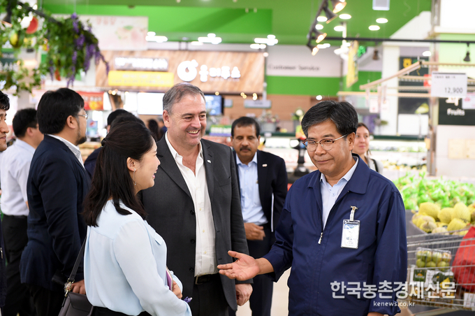 7월 30일 서울 농협 하나로마트 양재점에서 농협유통 이수현 대표이사가 아리엘 구아코 국제협동조합연맹(ICA) 회장에게 상품 설명을 하고 있다.<사진= 농협유통> kenews.co.kr