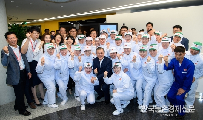 문 대통령은 20일 전라북도 익산시 망성면에 위치한 닭고기 전문기업 (주)하림 본사를 방문해 하림그룹의 투자 현황 등을 보고 받고 닭고기 가공공장을 직접 둘러봤다.<사진= 효자동사진관> kenews.co.kr