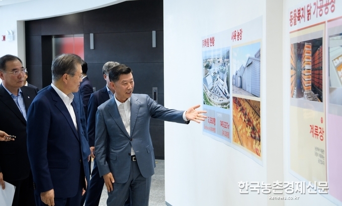 문 대통령은 20일 전라북도 익산시 망성면에 위치한 닭고기 전문기업 (주)하림 본사를 방문해 하림그룹의 투자 현황 등을 보고 받고 닭고기 가공공장을 직접 둘러봤다.<사진= 효자동사진관> kenews.co.kr