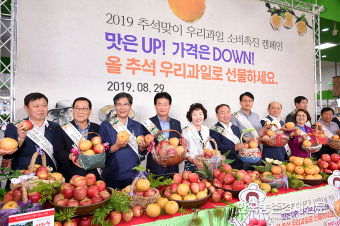 농협유통 이수현 대표이사(사진 왼쪽 세번째), 농협경제지주 김용식 상무(사진왼쪽 첫번째), 농림축산식품부 윤석중 사무관(사진왼쪽 일곱번째) 및 조합장님 등 참석자들이 기념촬영을 하고 있다. <사진= 농협유통> kenews.co.kr<br>

